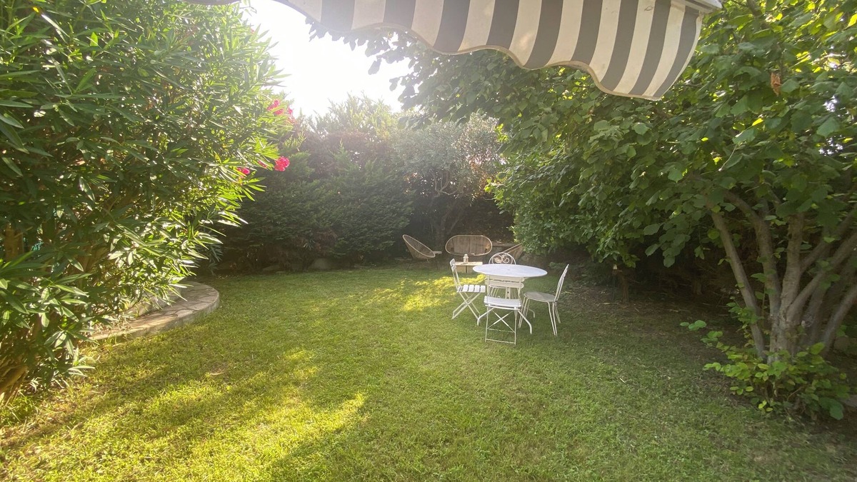 Boulbon Cottage | Mazet "A deux pas de la Montagnette", 4 persons with private garden