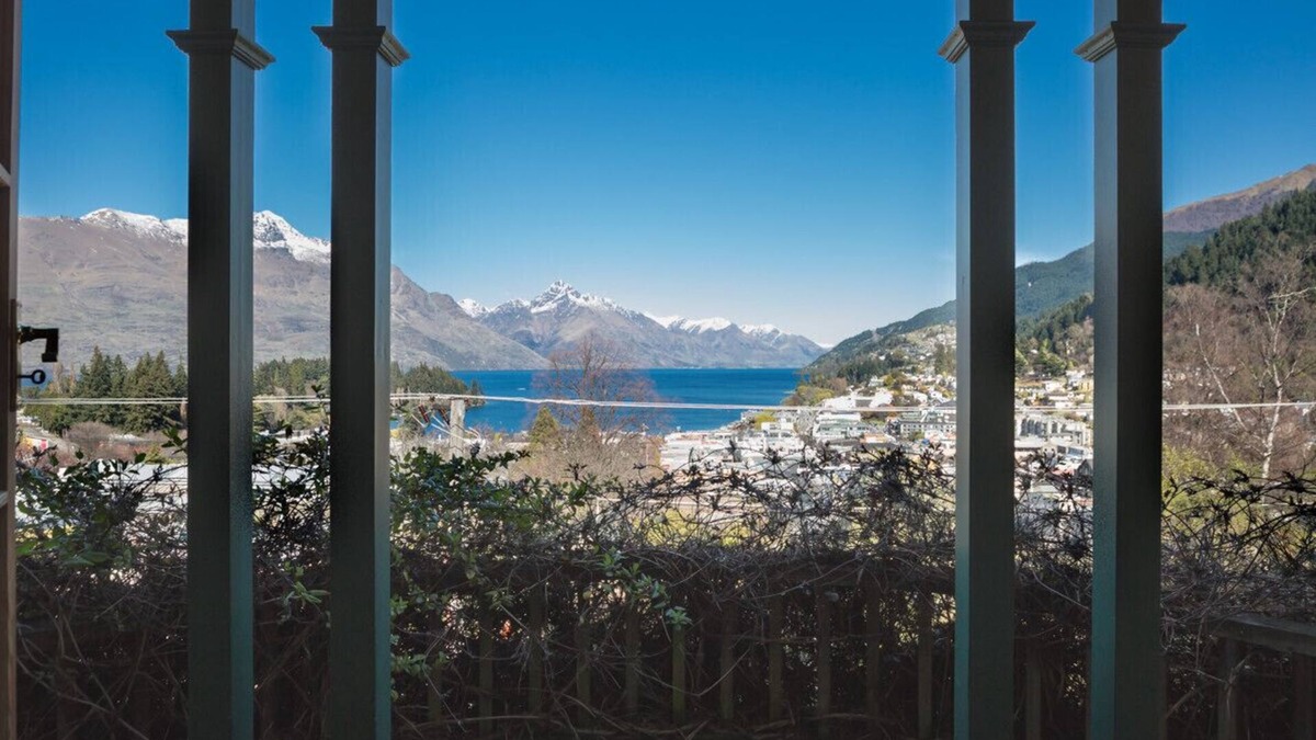 Queenstown City Centre Cottage | McAlister House - Queenstown Holiday Home
