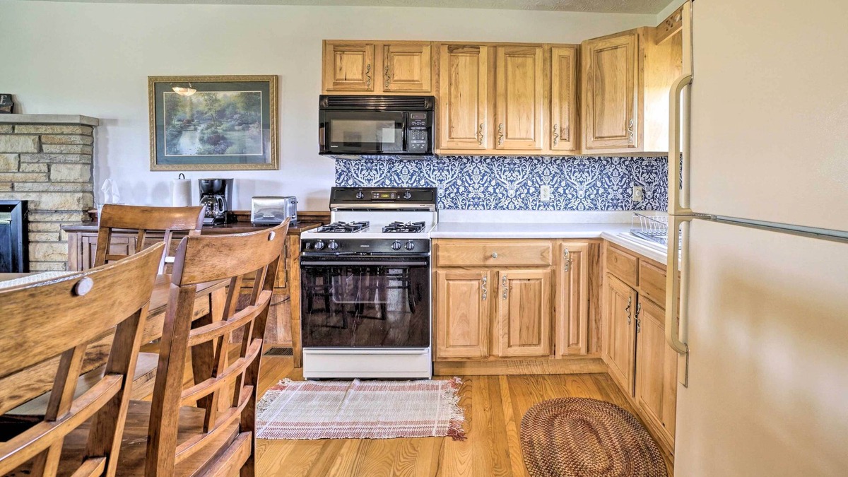 McArthur Cottage | Mcarthur Cabin: Peaceful Getaway on Farm!