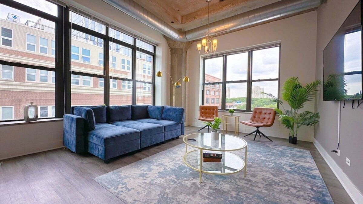 Prairie District Apartment | McCormick 3B/2Ba Corner Oasis for up to 10 guests