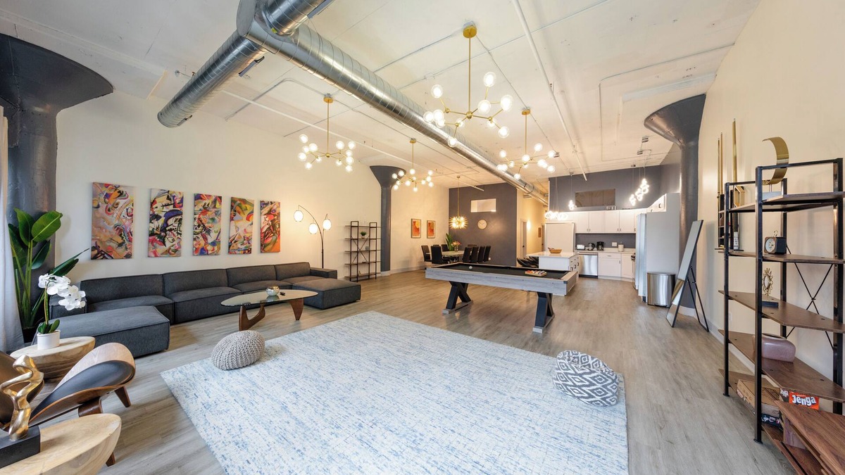 Near South Side Apartment | McCormick 5B/3Ba Luxury Suite for groups for up to 12 guests w/optional parking