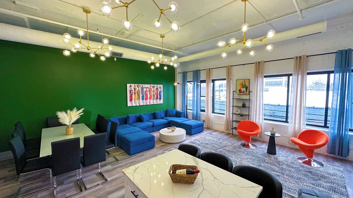 Near South Side Apartment | McCormick 6B/4Ba Luxury Suite for groups/12 guests
