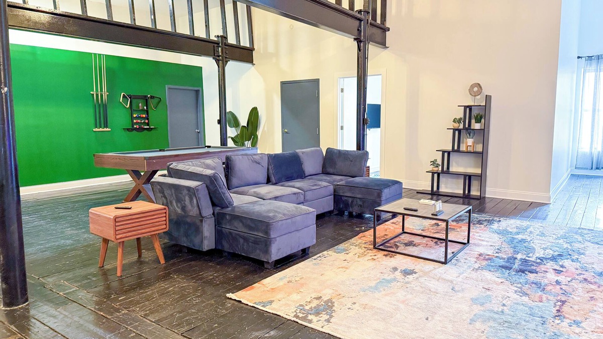 Near South Side Apartment | McCormick Pl HUGE 5Br with Pool table/Optional parking/sleeps 12