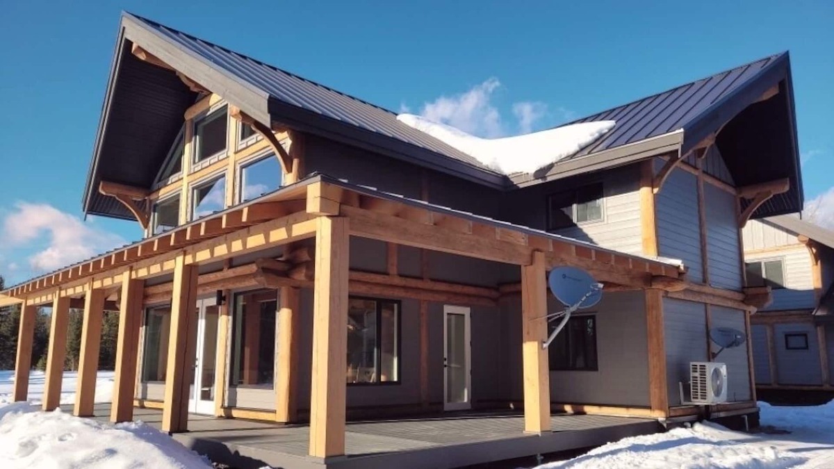 Central Okanagan Resort | McCulloch Lake Resort -Chalet 2 PRIVATE HOTTUB, 4 Bedroom, 2 Livingroom, 3 Bath