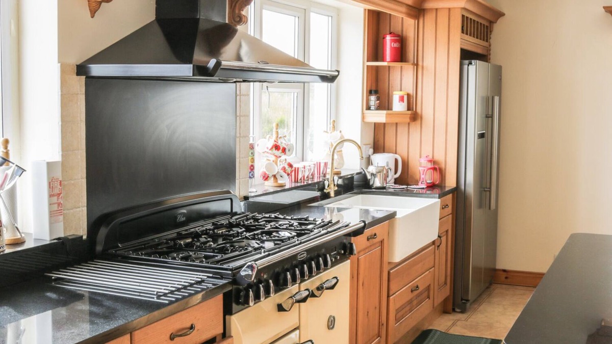 Bunnahowen Cottage | MCGUIRE'S COTTAGE, family friendly in Pulathomas, County Mayo