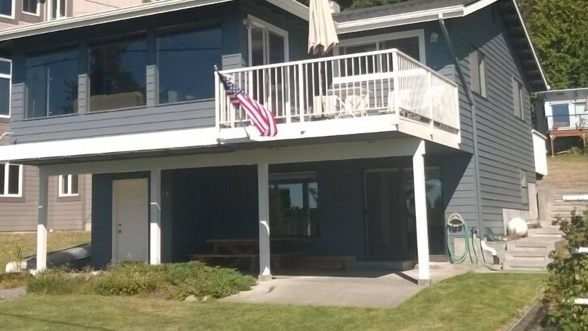 McKees Beach House | McKees Beach house located on one of the nicest beaches on Port Susan Bay.