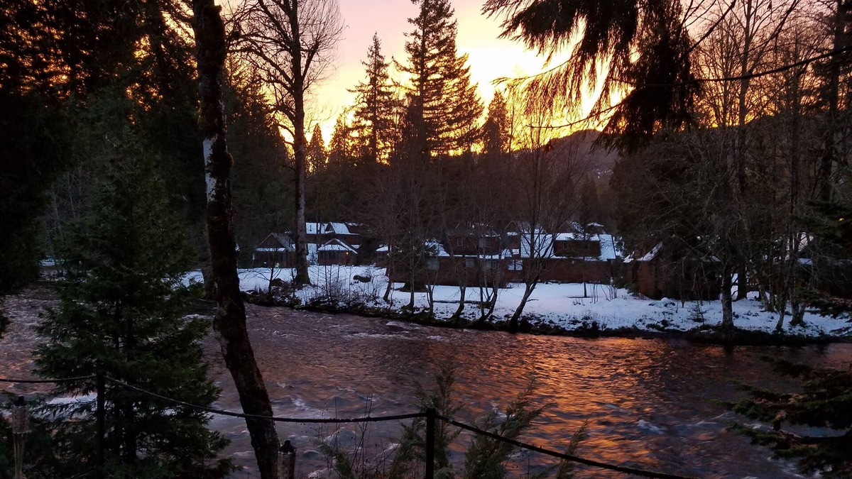 McKenzie Bridge Cabin | Mckenzie River Cabin #13 at the Log Cabin Inn, screened porch, .5mi Trailhead