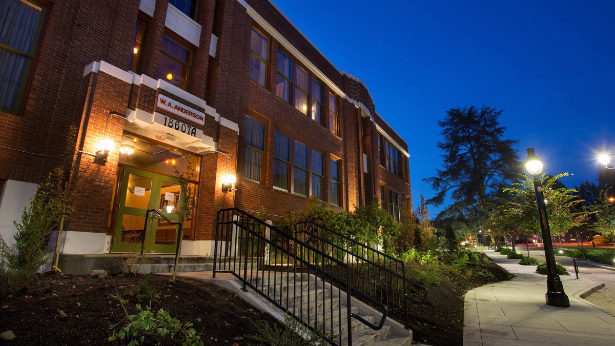 Bothell Hotel | McMenamins Anderson School