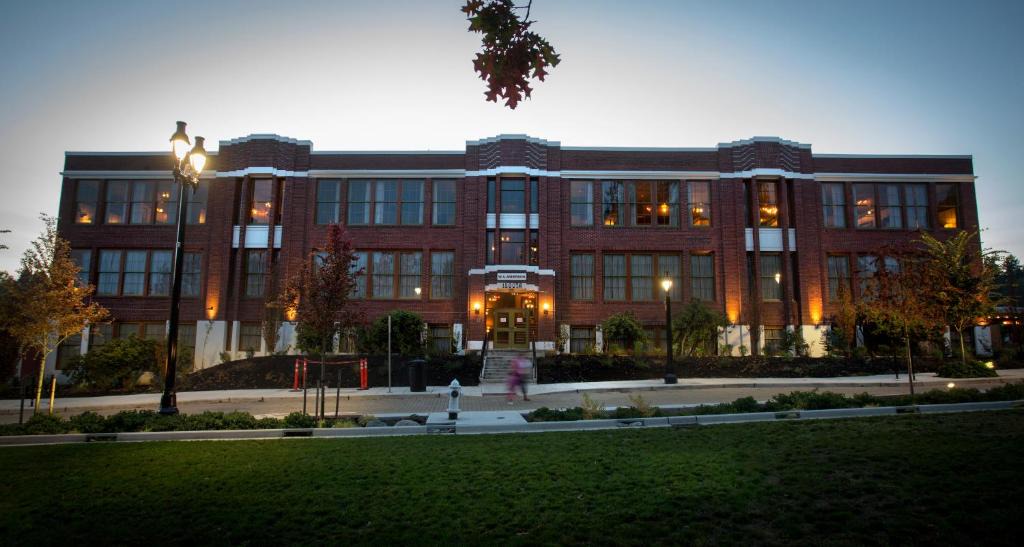 Bothell Hotel | McMenamins Anderson School
