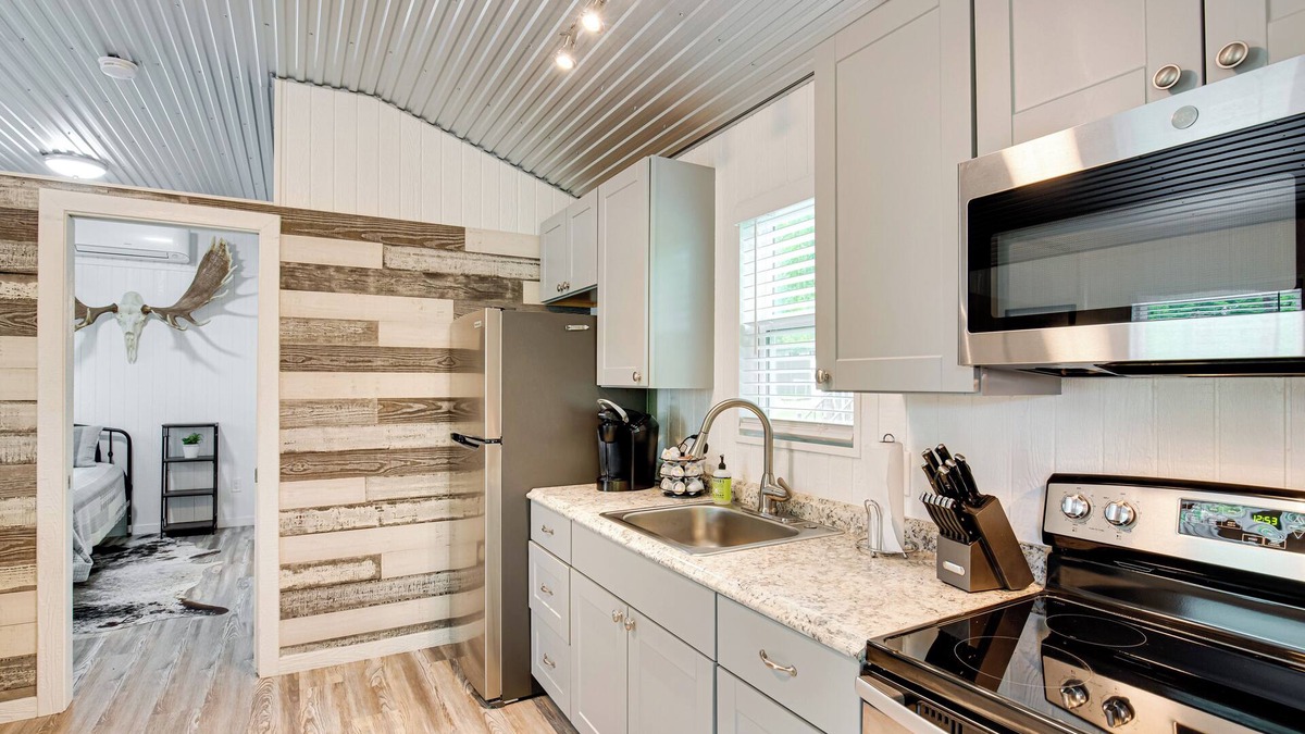 Mead Cabin | Mead Cabin: 2 Blocks to Willow Springs Marina