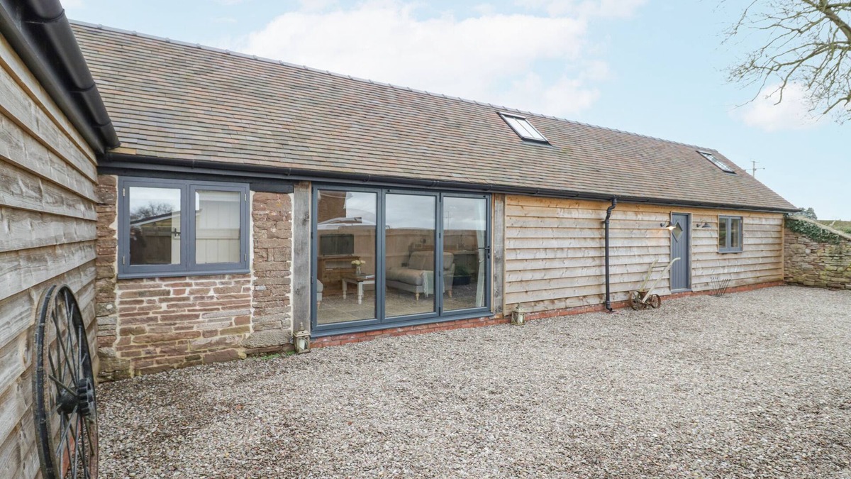Pudleston Cottage | MEADOW BARN, pet friendly, character holiday cottage in Leominster