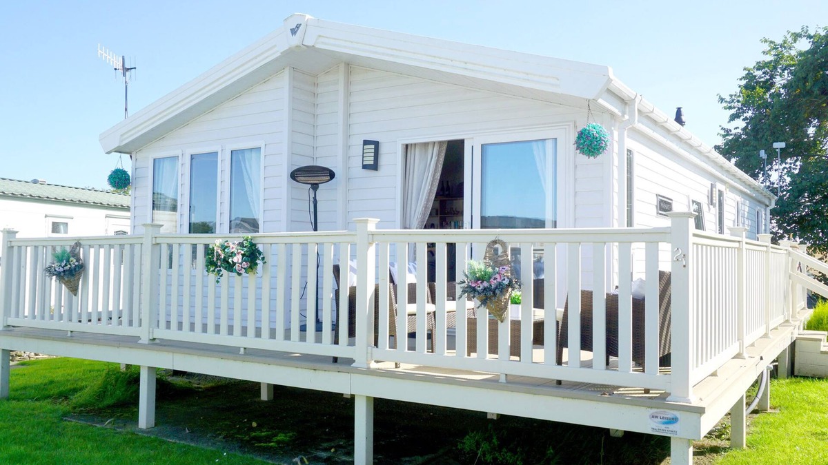 Cayton Bay Cottage | MEADOW LODGE, pet friendly, country holiday cottage in Cayton