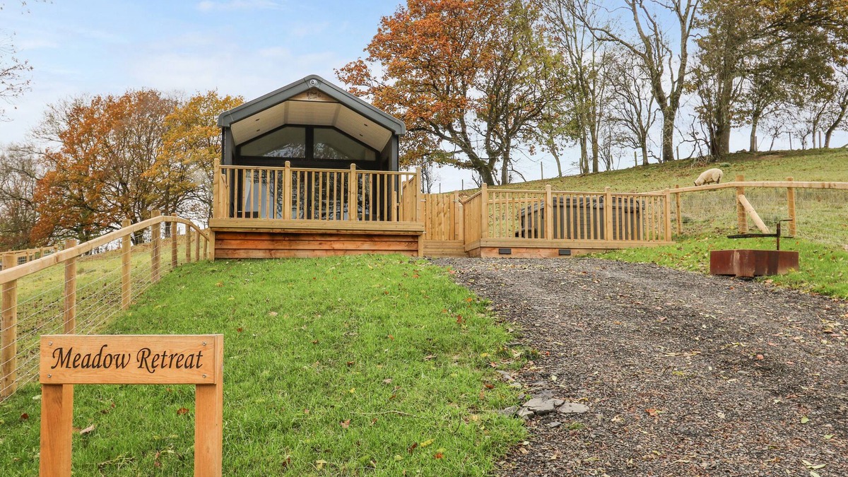 Llandrindod Wells Cottage | MEADOW RETREAT, character holiday cottage, with hot tub in Rhayader