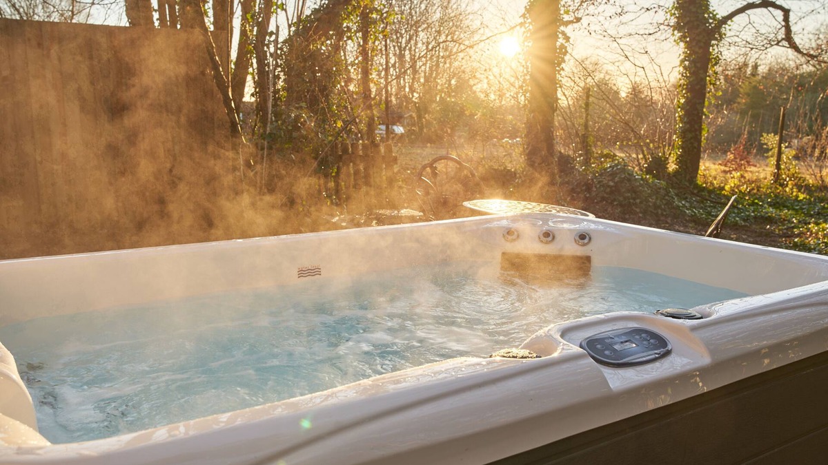 Blandford Saint Mary Cottage | MEADOW - SLEEPS 2 | HOT TUB | BBQ | PETS ALLOWED | WI-FI | SECLUDED PATIO