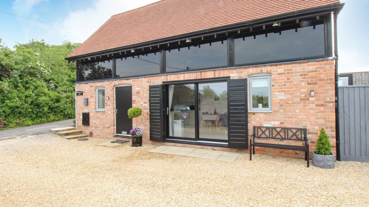 Bere Regis Cottage | MEADOW VIEW BARN, family friendly, with a garden in Bere Regis