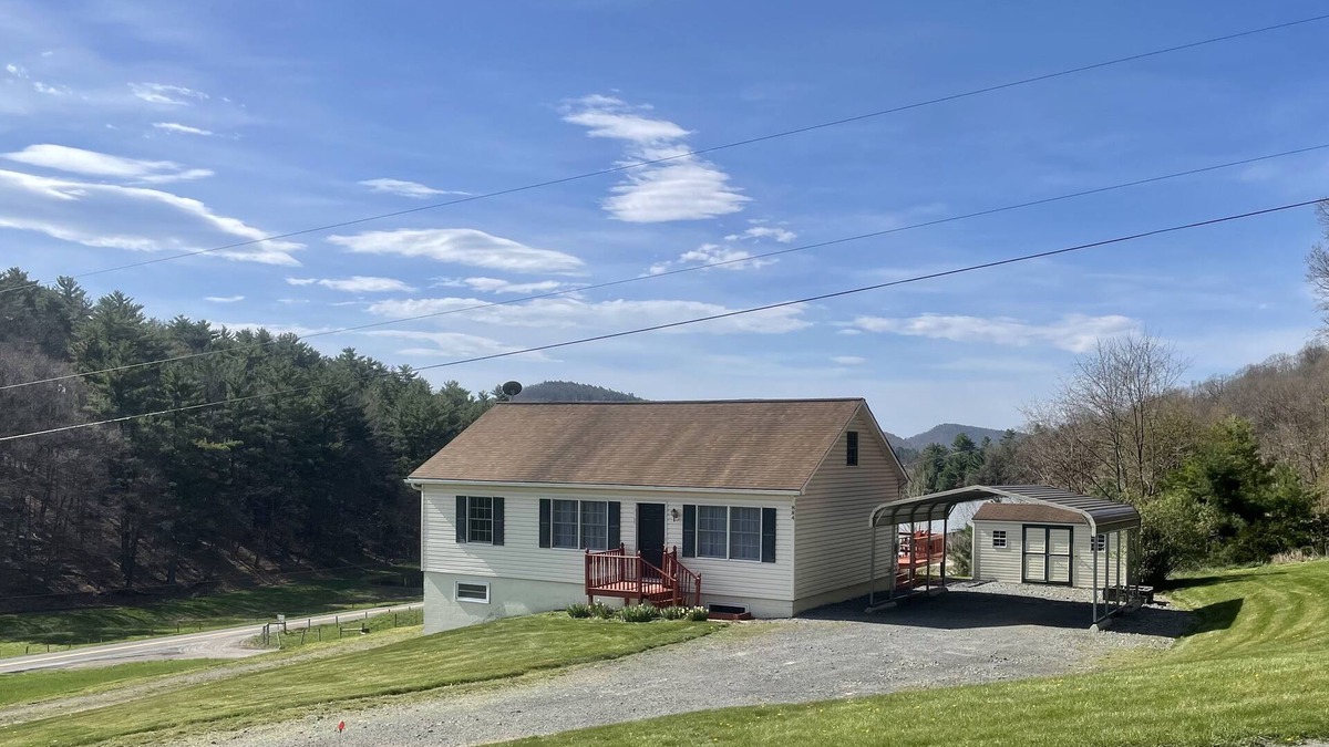 Franklin House | Meadow View: cozy rural home 2 miles away from Fisher Mountain Golf Course!