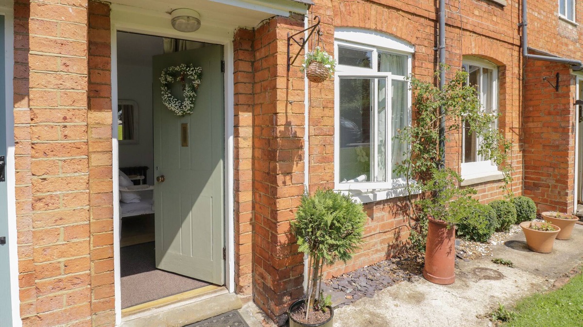 Banbury Cottage | MEADOW VIEW, pet friendly, with a garden in Banbury