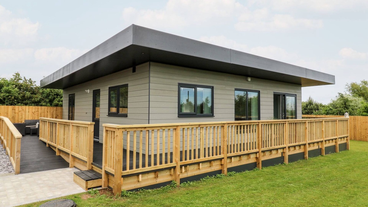 Arnold Cottage | MEADOWBANK LODGE, pet friendly, with hot tub in Brandesburton