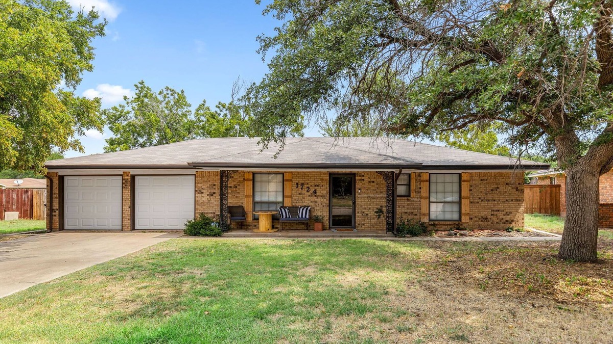 Wichita Falls House | Meadowcliff Retreat! Charming 3-bedroom house in Wichita Falls with AC, WiFi