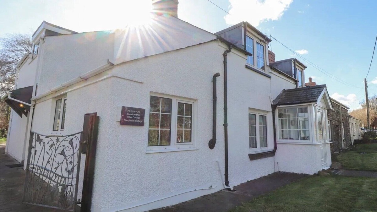 Dinas Cross Cottage | MEADOWLANDS, family friendly, with open fire in Dinas Cross
