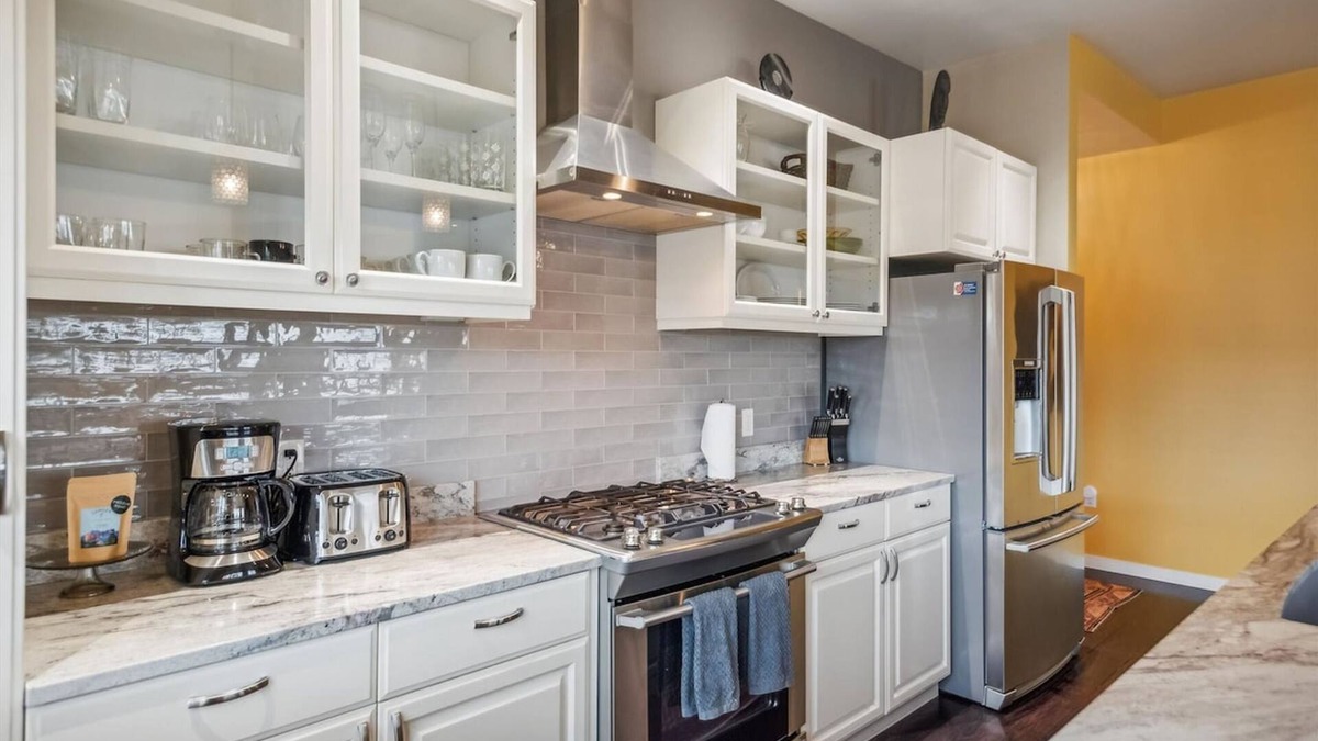 Belmont Apartment | Meadowlark Suite - 201 2b1b