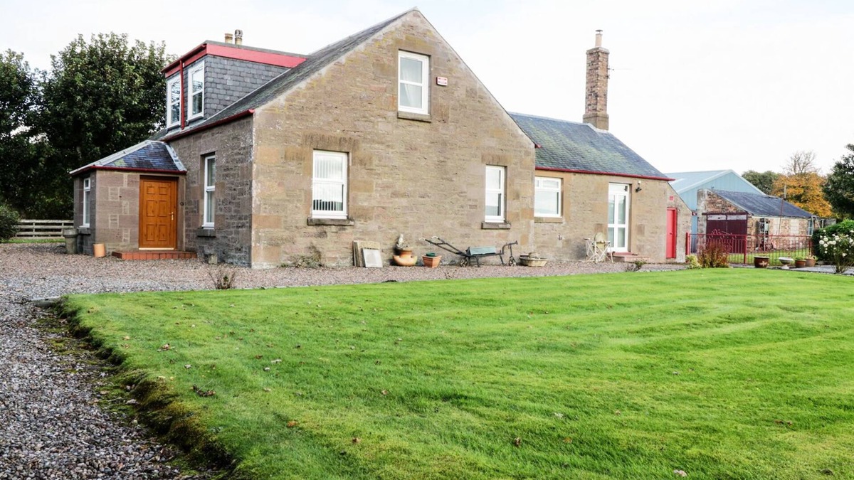 Coupar Angus House | MEADOWSIDE FARM, family friendly, with open fire in Coupar Angus