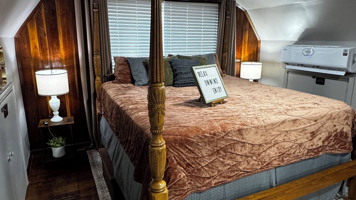 Hillsboro House | Meadowview Guest House -1 Bedroom Studio-Couple's Hot Tub Getaway