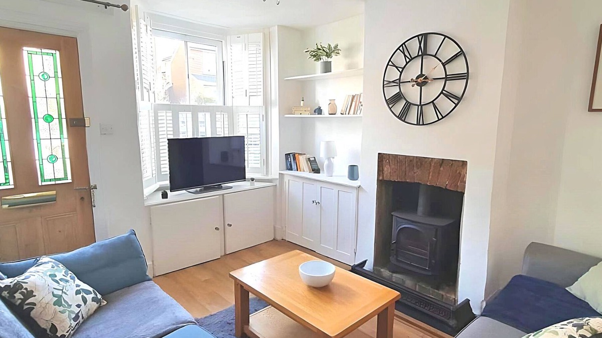 Reigate House | Meadvale - Lovely 3 Bed Victorian House