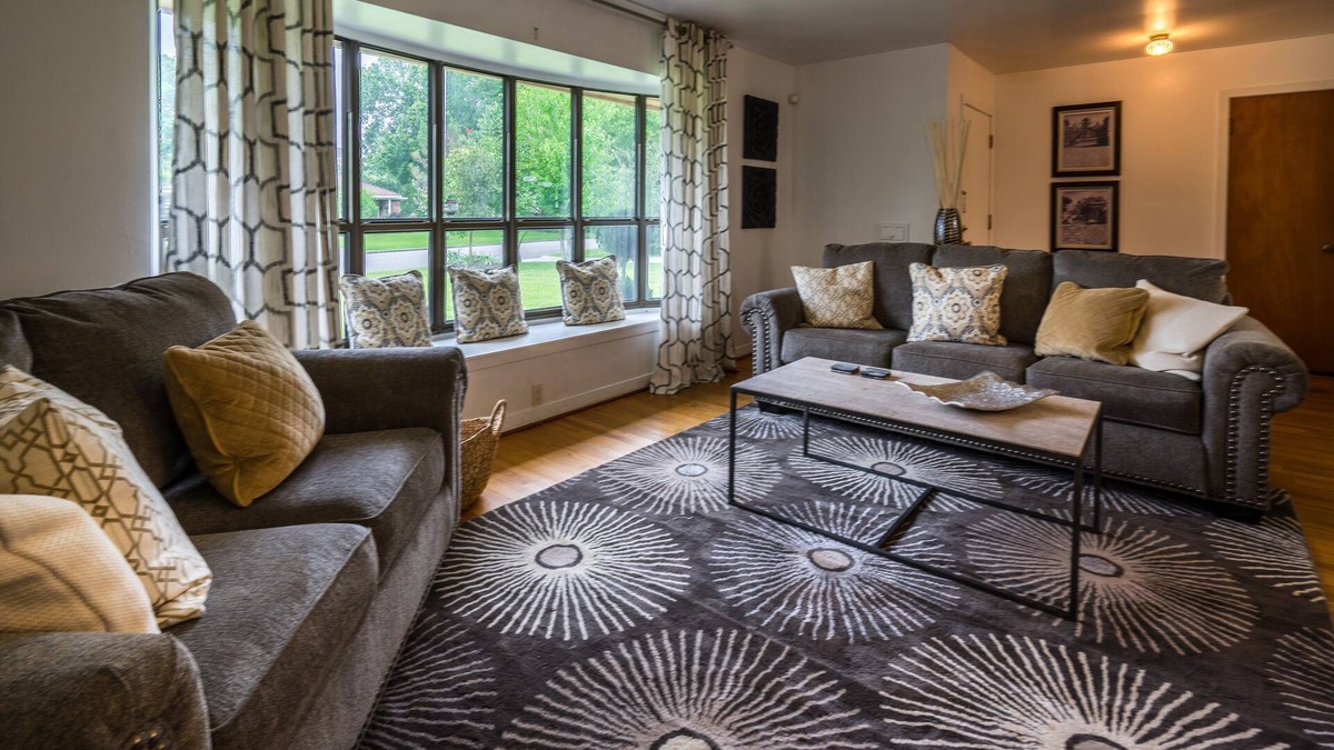 Braeswood Place House | Med Center, NRG, Galleria, Downtown 3 Bedroom+Study 2 Bath sleeps 8