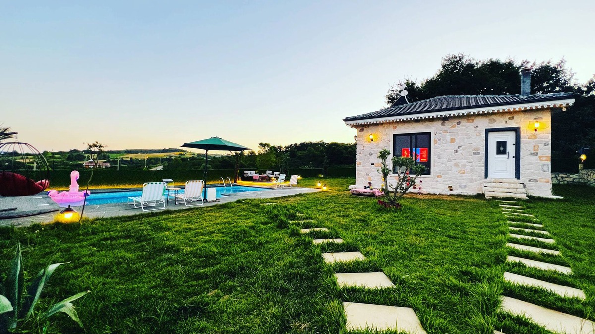 Kandira Villa | Meda Suite Sıcak Havuzlu Muhafazakar Taş Ev