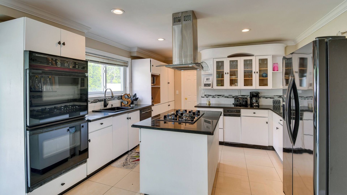 North Bellport House | Medford Home w/ Pool, Near Golf Courses!