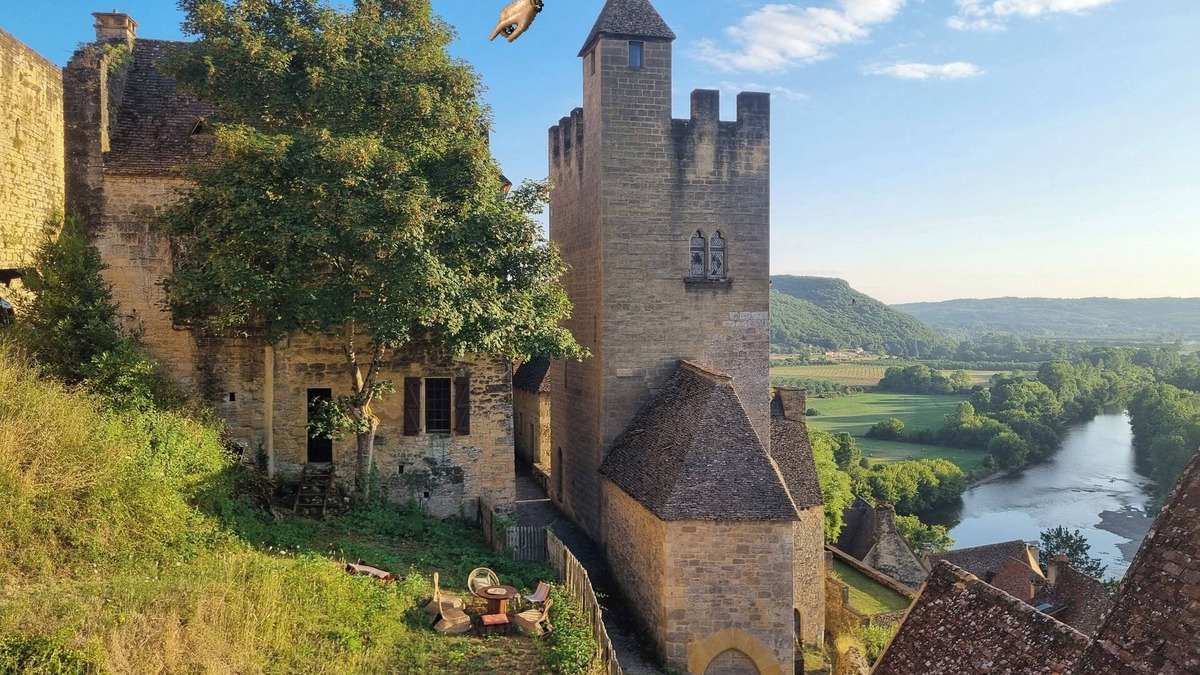 Beynac-et-Cazenac Apartment | Medieval adventure chilled behind the massive stone of a thousand-year-old tower!