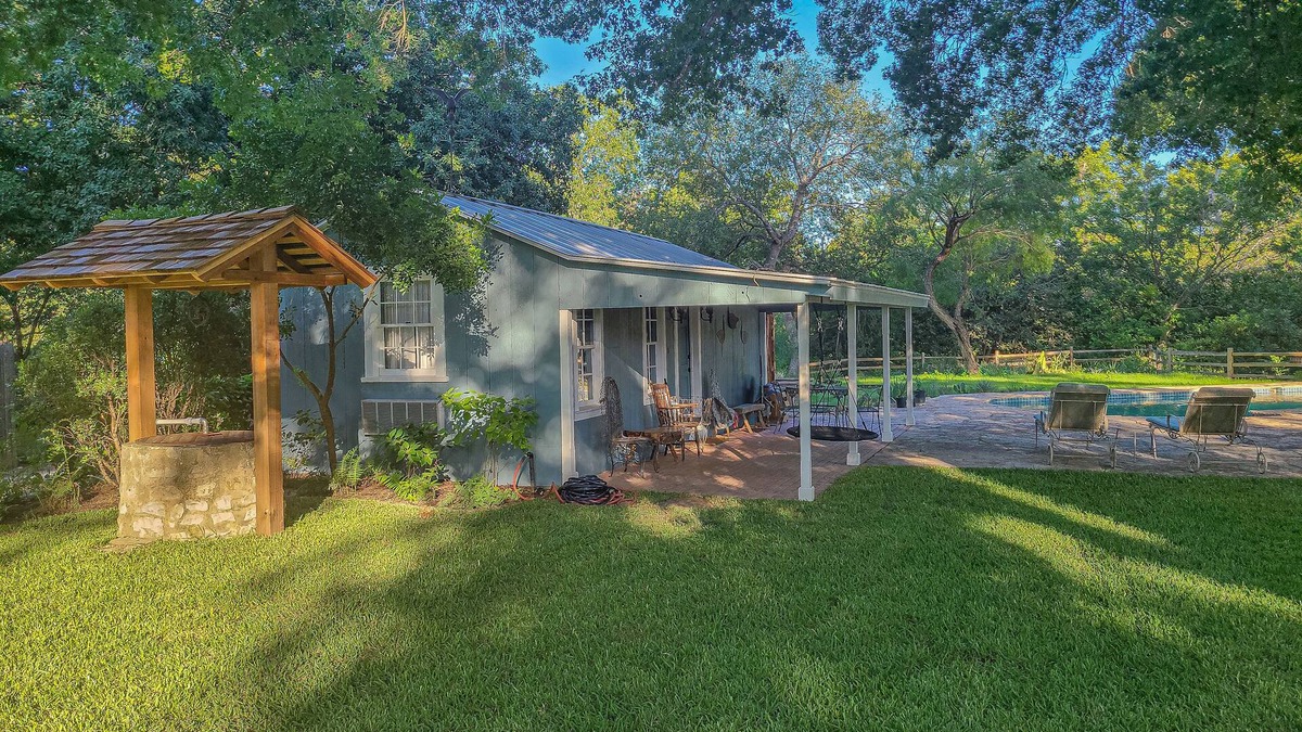 Castroville Cottage | Medina River & Pool Hüs - Historic Tiny Cottage - River, Creek, Pool & Patio
