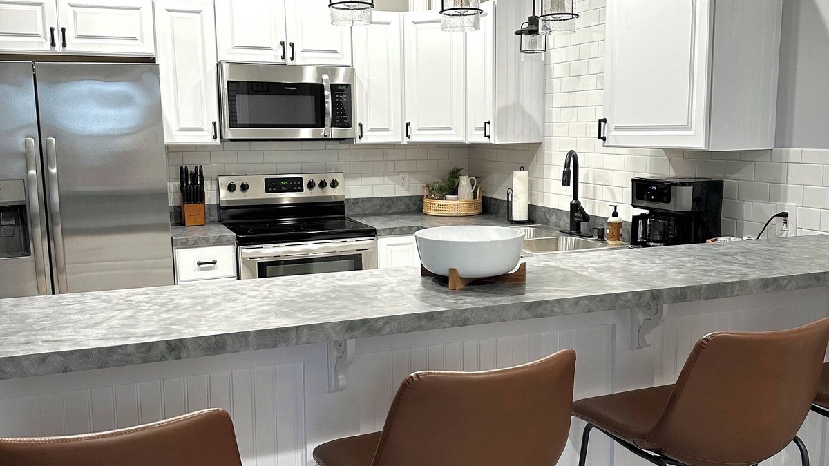 Medina House | Medina Square Retreat - Spacious 4 bdrm home walking distance to the square
