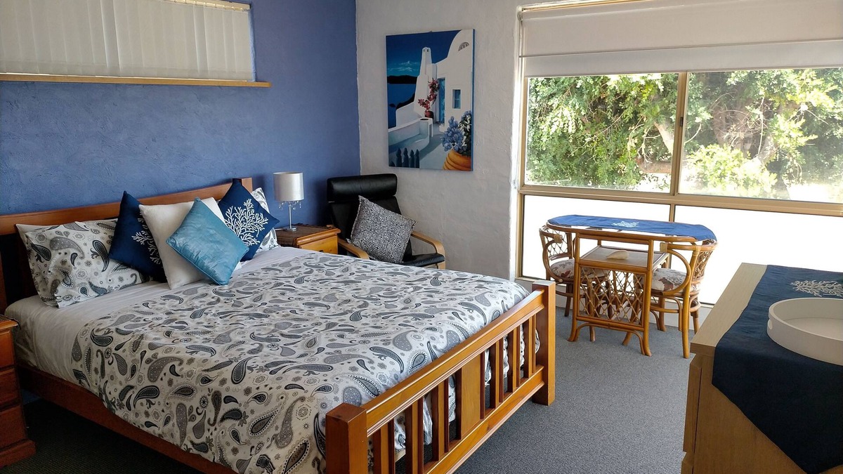 Prevelly Apartment | Mediterranean Apt: Ocean Views Sleeps 6 - Spacious- Families - Couples - Beach