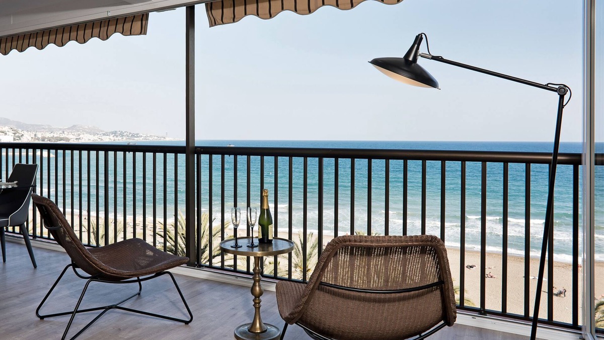 La Malagueta Condo | MEDITERRANEAN BLUE. Facing the sea, with panoramic views of the Bay of Malaga