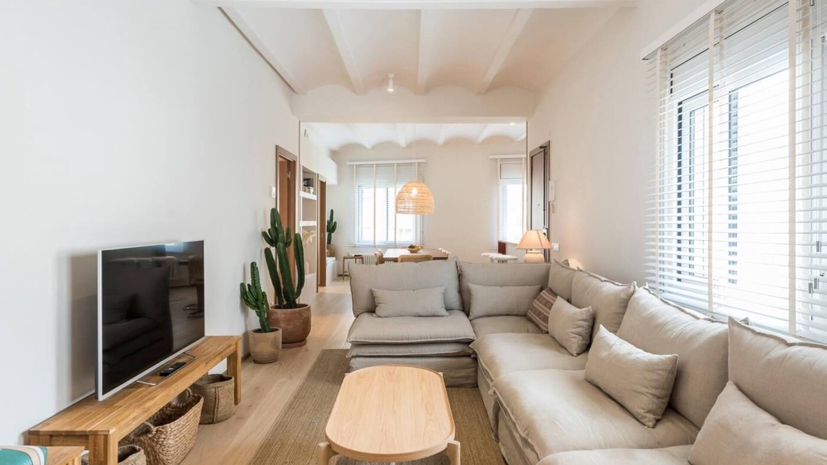 El Guinardo Apartment | Mediterranean home with 4 bedrooms and 3 bathrooms