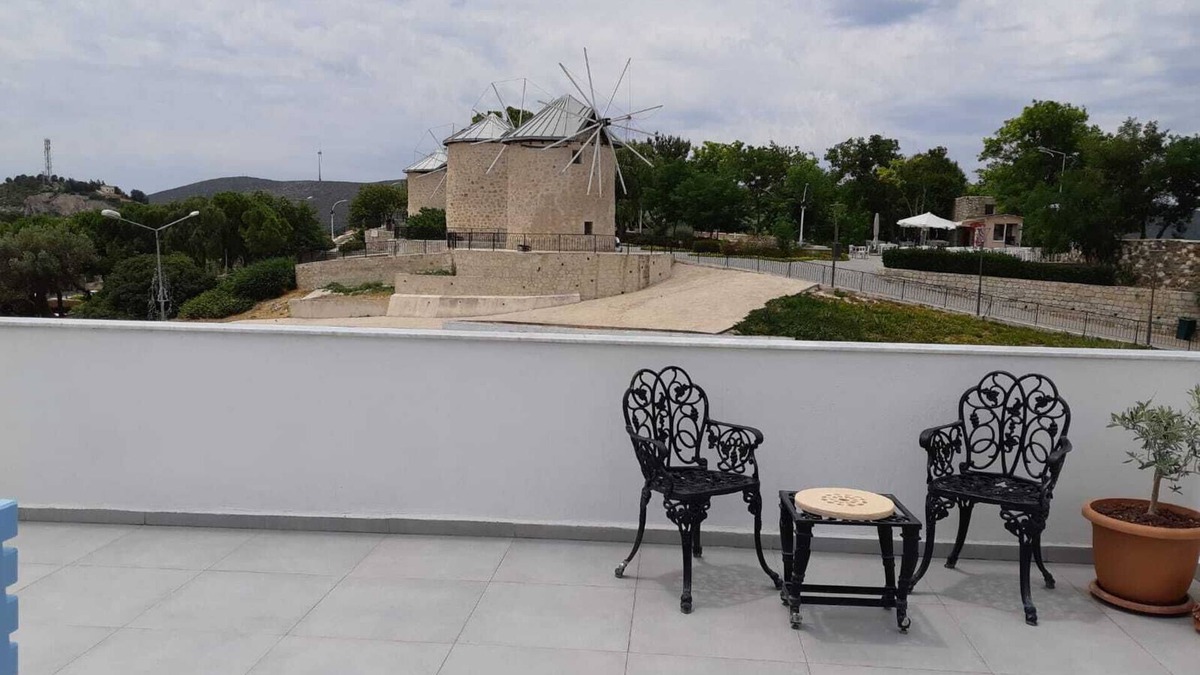 Karaoz Condo | Mediterranean Style Rooftop Apartment For Families at the Alaçatı Center