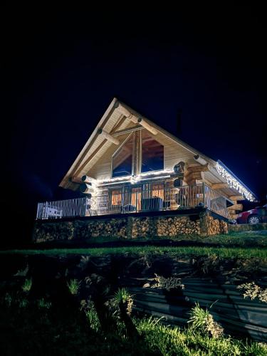 Kostolna Ves Ski Chalet | Medveď, Vlk, Líška Zrubová rozprávka nad rybníkom