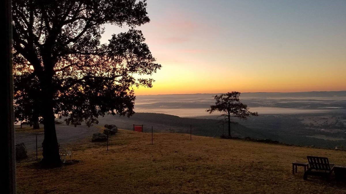 Dardanelle Cabin | Meek's Mountaintop Retreat - Mt Nebo State Park - Sunrise Point - Historic Home