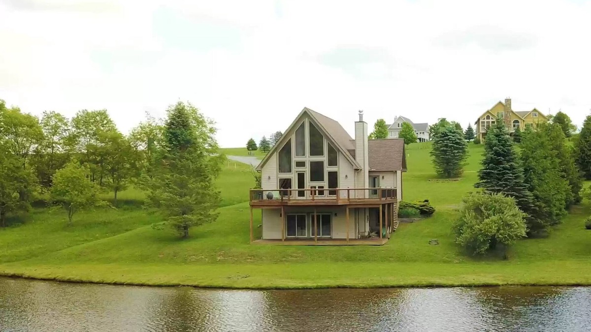 Davis Cabin | Meet Bessie, your upscale cabin at the lake.