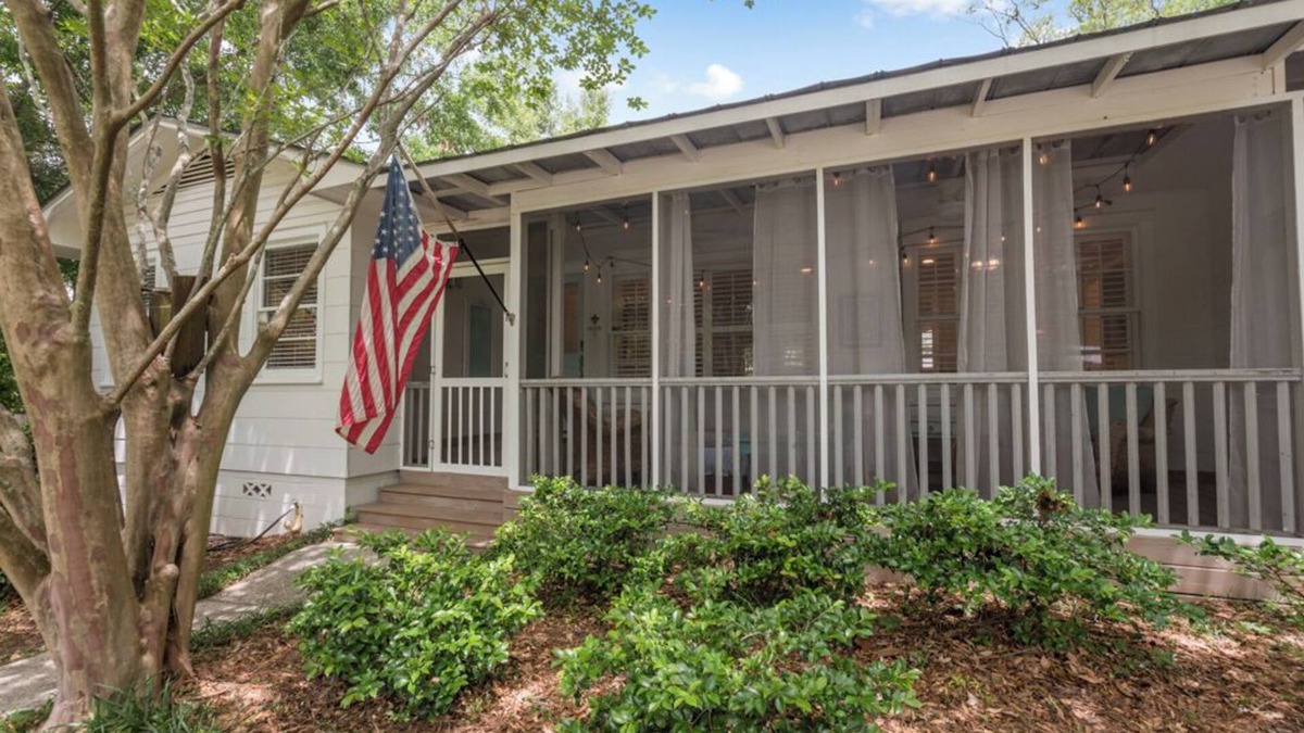 Fairhope Cottage | “Meet Me in Fairhope”-Walk to bay and beach in the heart of Fairhope!