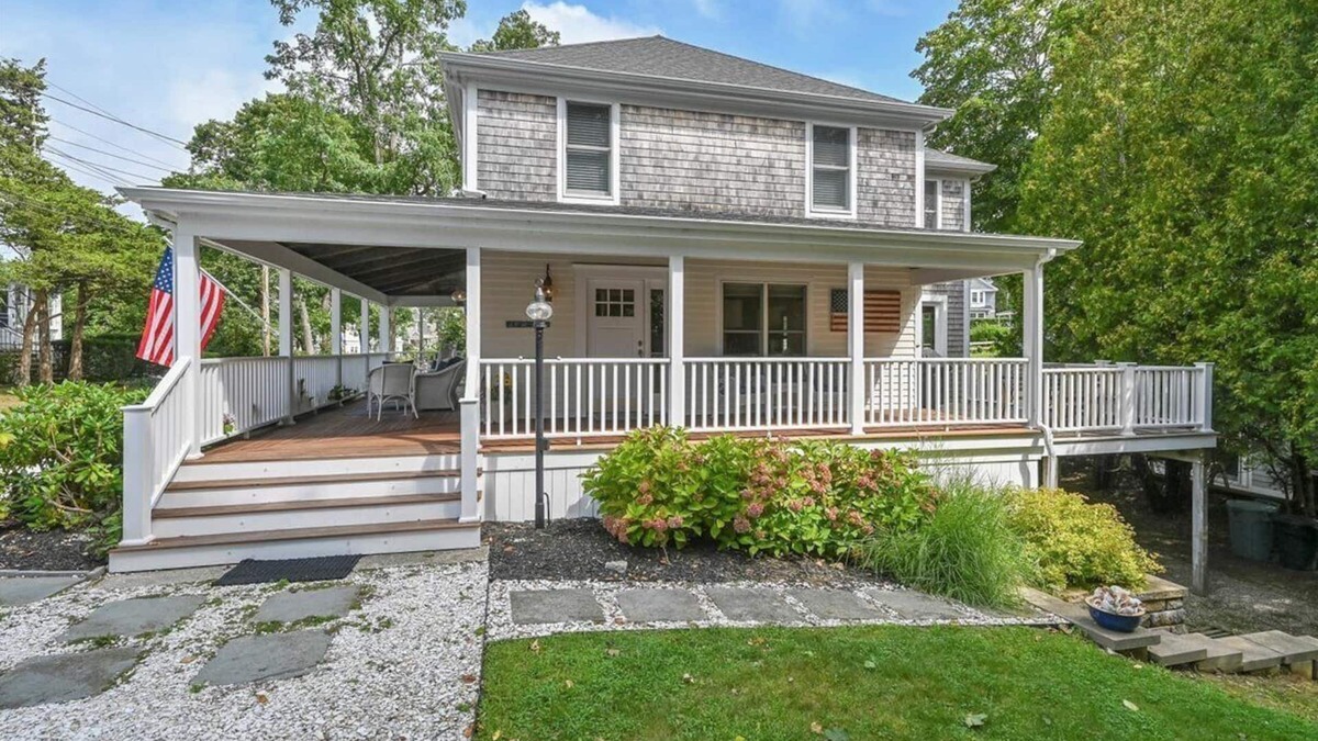 North Falmouth Cottage | Megansett Beach Retreat - steps from Cape Cod Beaches