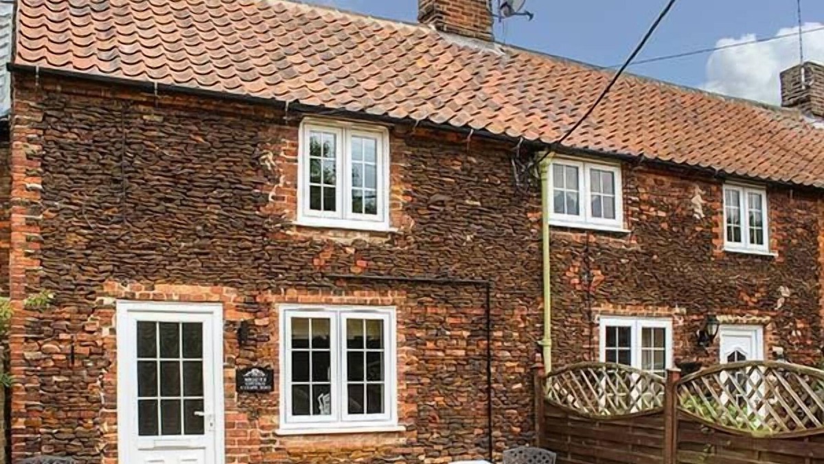 Dersingham Cottage | MEGGIE'S COTTAGE, romantic, character holiday cottage in Dersingham