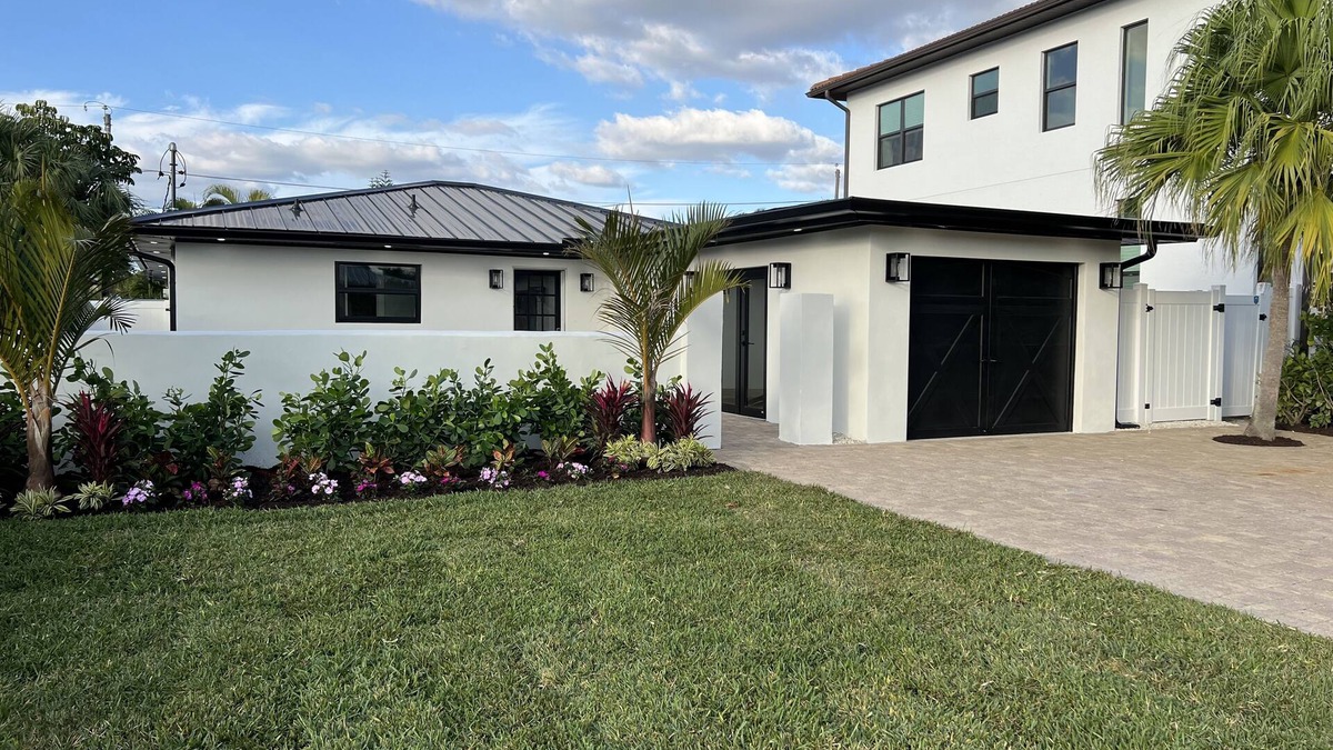 Naples Park Cottage | Meg’s Beach Cottage- Walk/Bike to Vanderbilt Beach. Heated Pool/Pool Table