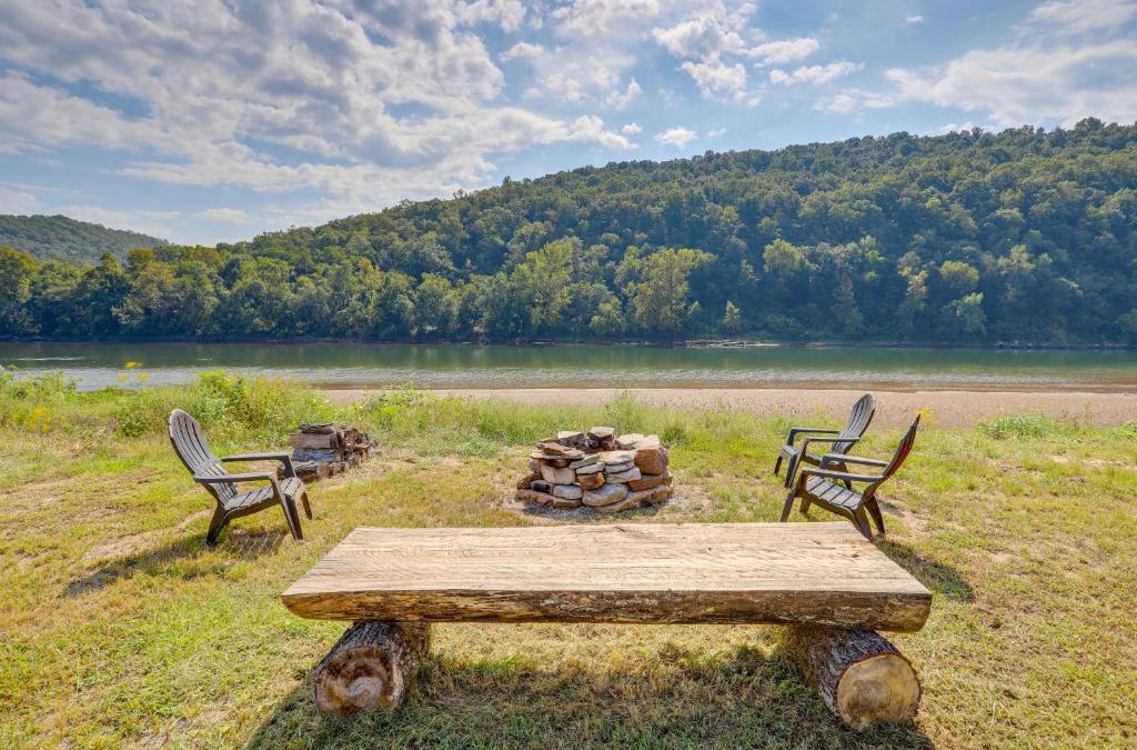 Boswell House | Melbourne Home with Fire Pit on the White River!