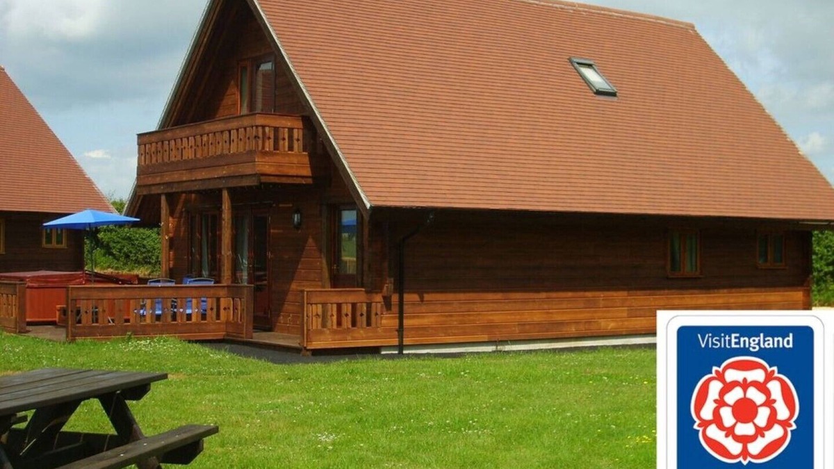 West Stour Ski Chalet | Melbury Chalet, a Scandinavian style chalet with own hot tub.