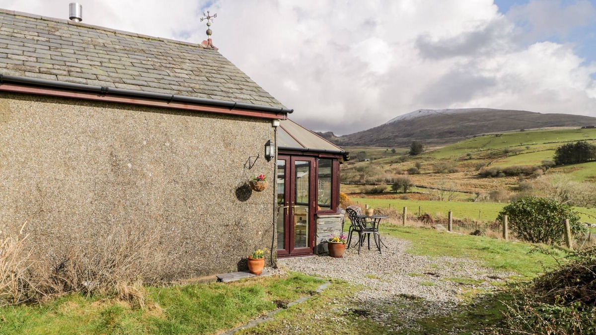 Garndolbenmaen Cottage | MELIN NEWYDD, pet friendly, character holiday cottage in Porthmadog