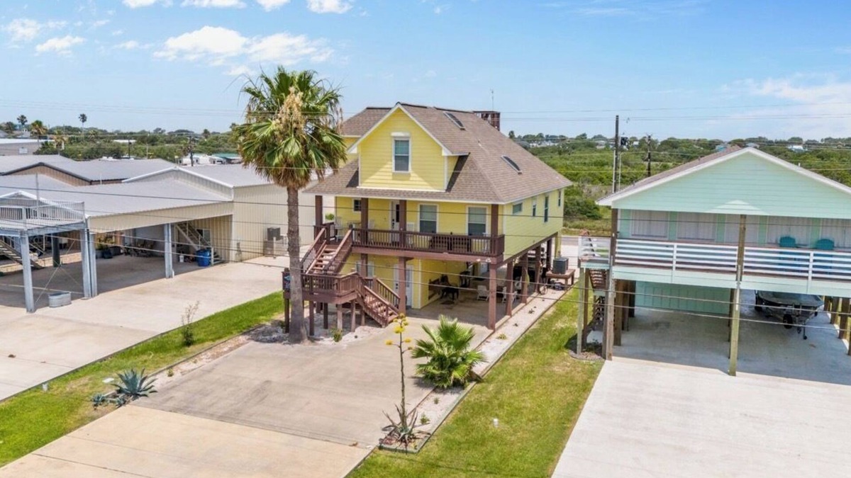 Port O Connor House | MELLOW YELLOW in Dolphin Point POC