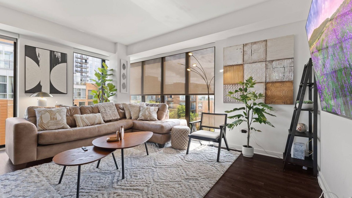 Evanston Condo | "Melody of Evanston" 3BD, 2BA UrbanLux Condo